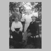 099-0019 Skaten 1924 - Sitzend Karl und Ulrike Rosenwald, geb. Liedke mit ihren Kindern Kurt und Meta.JPG